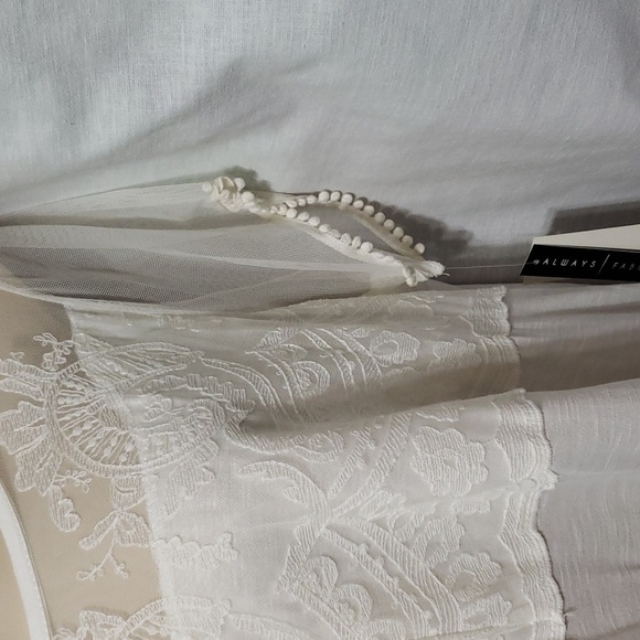 Absolutely Famous. NWT. Cute White, Polyester Lace Detail & Rayon Top.  Size 3X - Picture 3 of 15